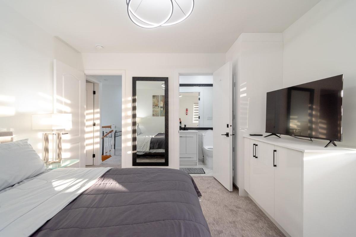 Spacious & Modern By The Beach ホワイトロック エクステリア 写真