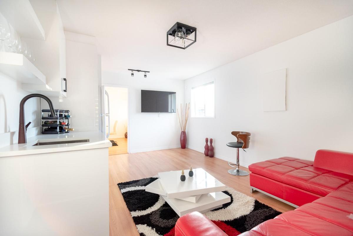 Spacious & Modern By The Beach ホワイトロック エクステリア 写真