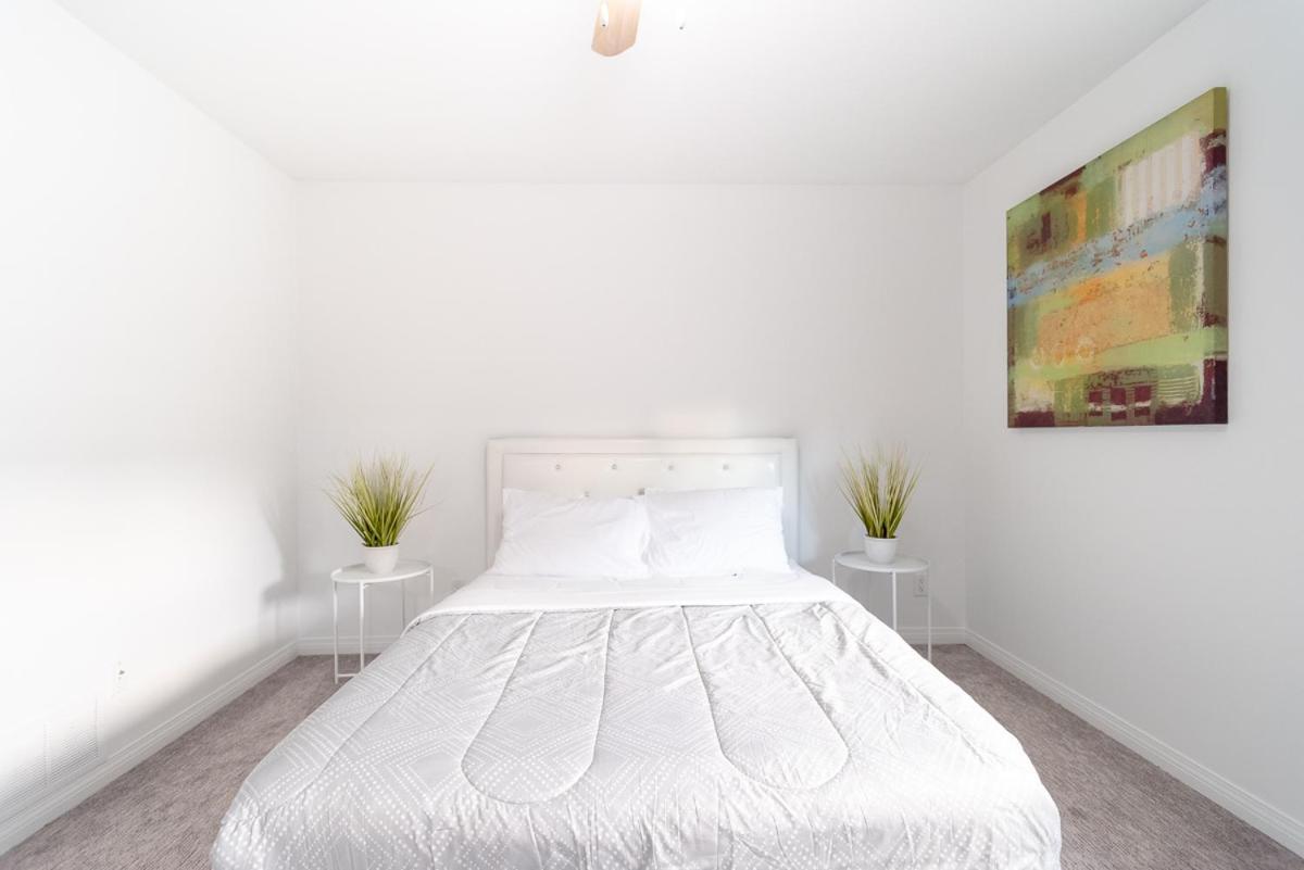 Spacious & Modern By The Beach ホワイトロック エクステリア 写真